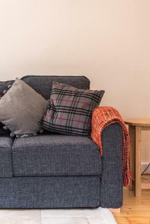 Sunny & Spacious Royal Mile Apt Dating From 1677 Edinburgh Exterior photo