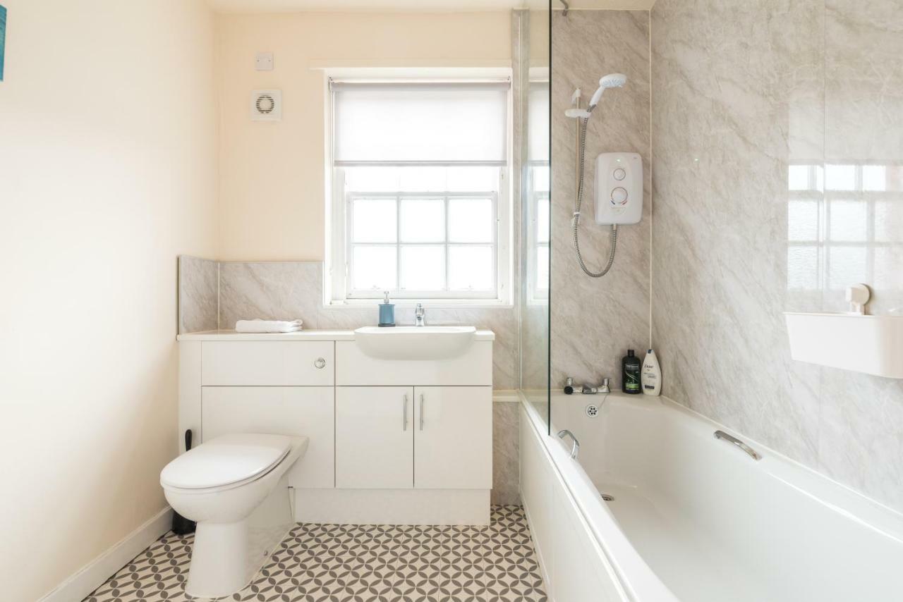 Sunny & Spacious Royal Mile Apt Dating From 1677 Edinburgh Exterior photo
